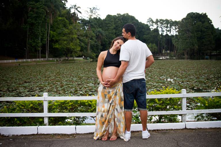 grávida no parque foto