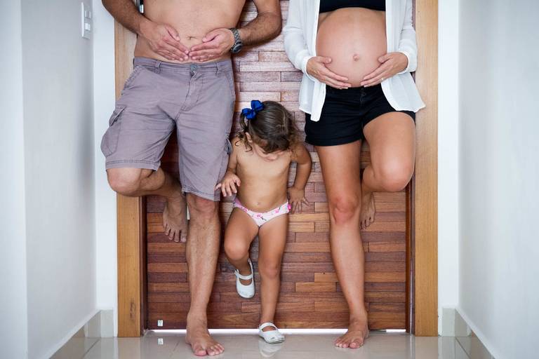 Ensaio de grávida com filha mais velha em casa