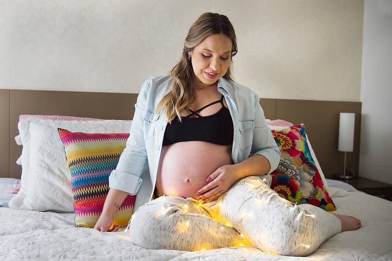 Foto de gestante em casa com luzes