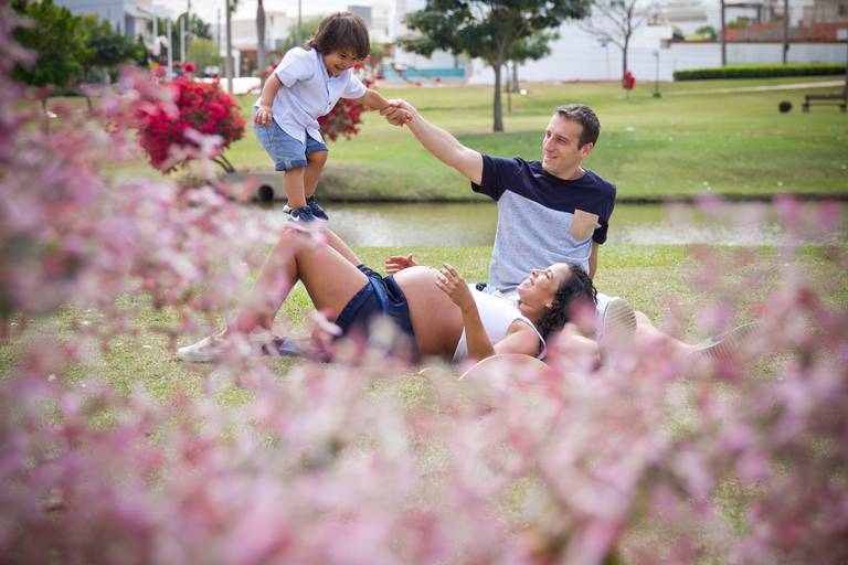 Foto de grávida no parque