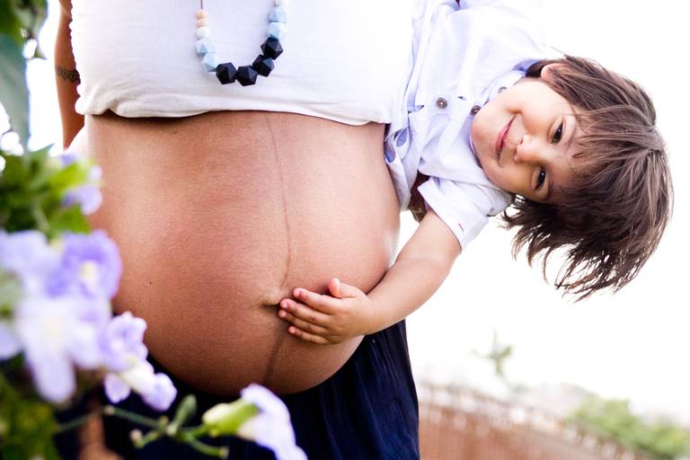 Foto de grávida com outro filho