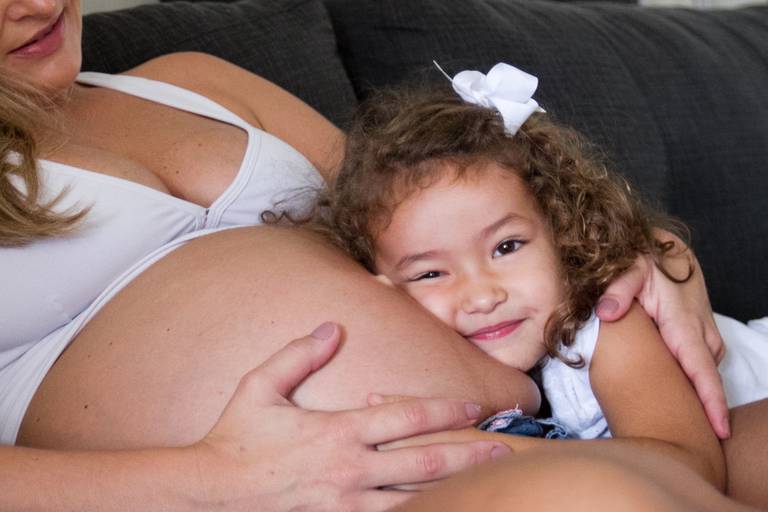Foto de grávidez com filha mais velha