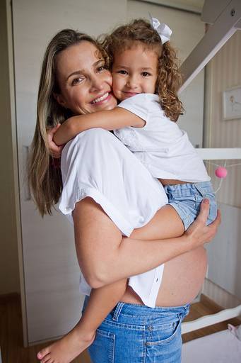 grávida com filha no colo