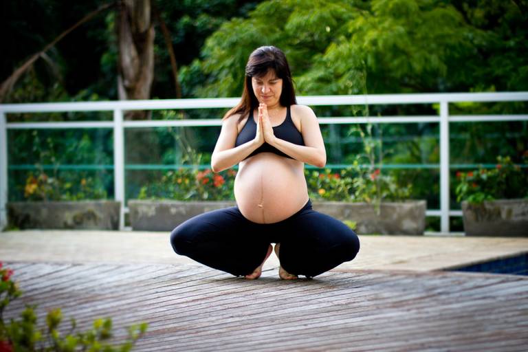 Foto de gestante fazendo yoga