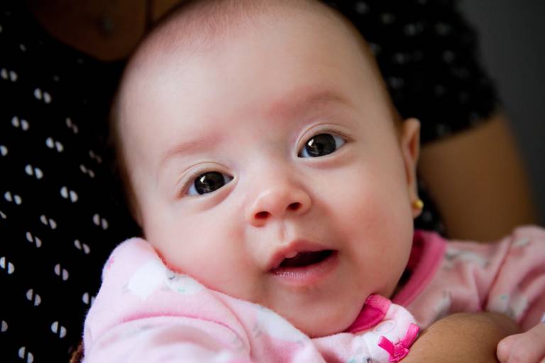 bebezinha olhando para a foto