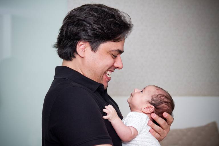 bebê olhando para o papai fotografia lyfestyle