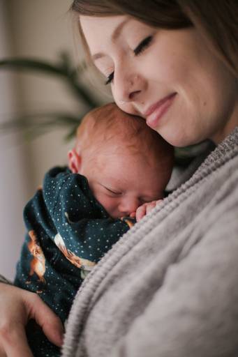 recem nascido no colo