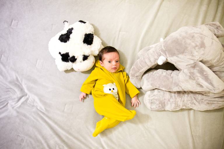 Bebezinha fazendo pose fotografia lyfestyle