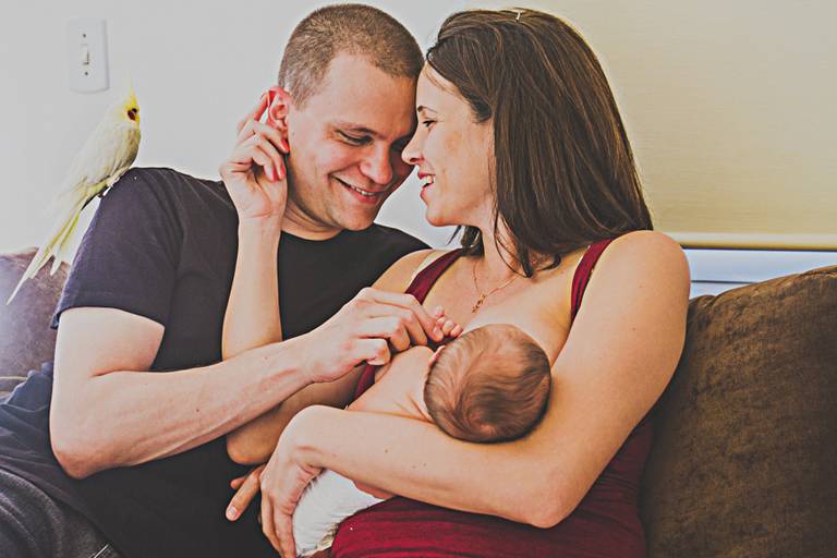 newborn afetivo pais se olhando