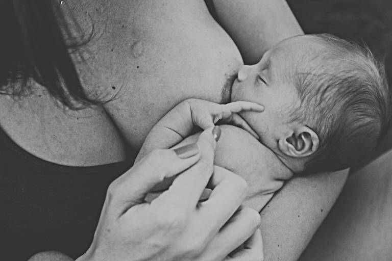 recem nascido mamando