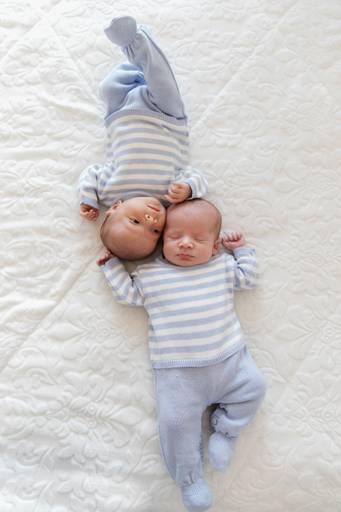 ensaio newborn lifestyle de gemeos 
