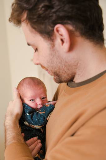 Bebezinho olhando para a foto