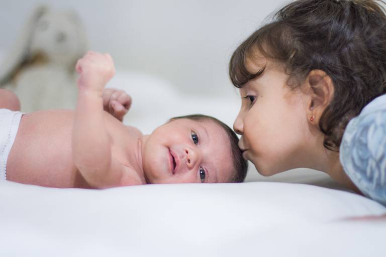 ensaio newborn com irma mais velha