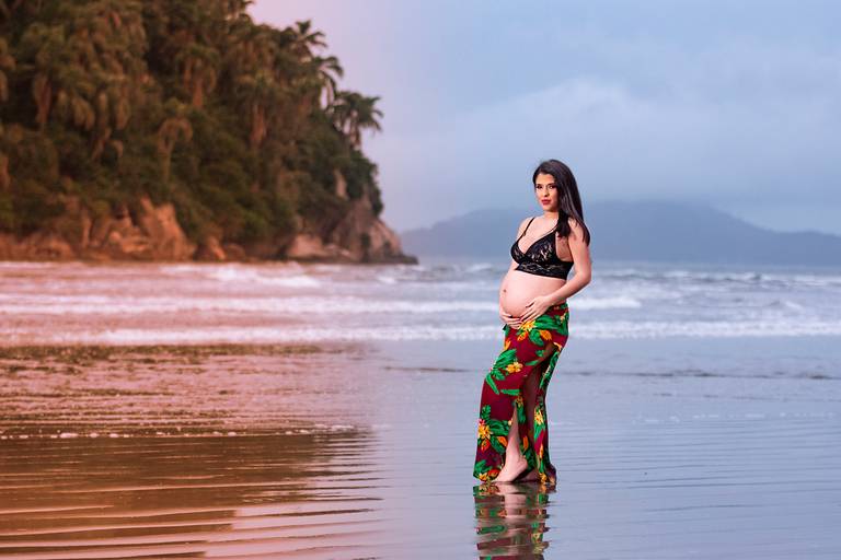 Ensaio Fotográfico de Gestante na Praia Emissário Submarino em Santos