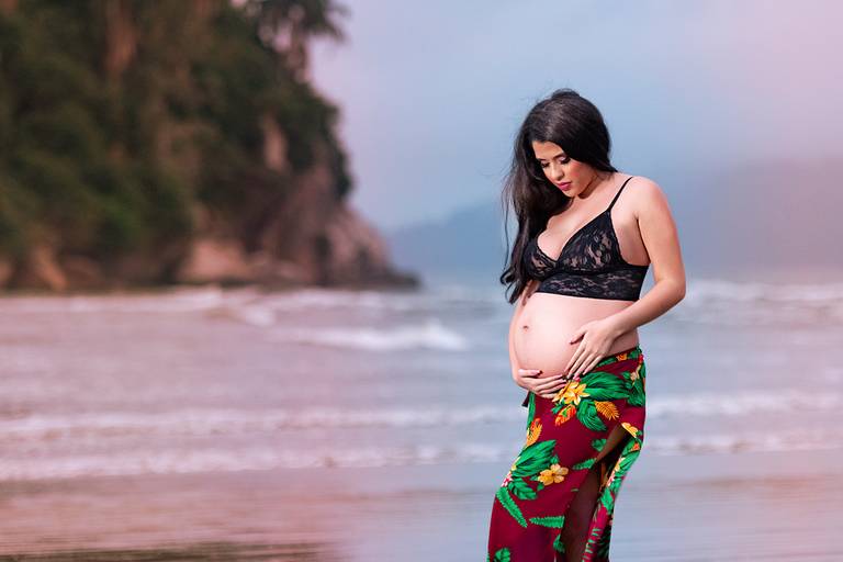 Ensaio Fotográfico de Gestante na Praia Emissário Submarino em Santos
