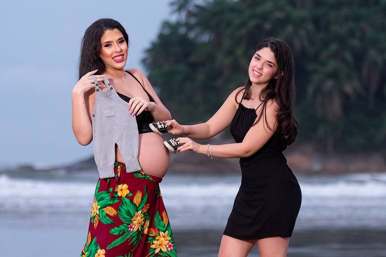 Ensaio Fotográfico de Gestante na Praia Emissário Submarino em Santos