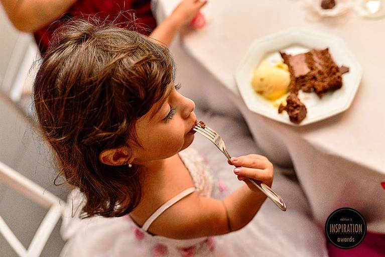 imagem da daminha comedo o bolo e top trend ganha premio e todos querem saber quem é a menina que comeu o bolo durante o casamento 