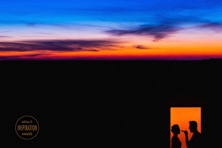 silhueta fantástica do maquiador e a noiva ganha premio entre as melhores fotos de casamento do mundo pela inspiration photographers, ficou curioso entre e veja esta foto de casamento incrível