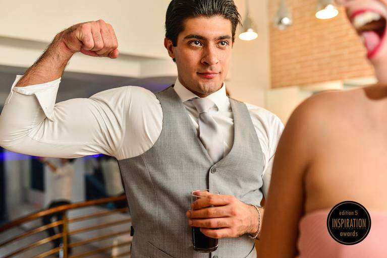 foto do homem mostrando o músculo e mulher gritando espanta a todos e ganha premio internacional de fotografia de casamento, confiam esta foto fantastica