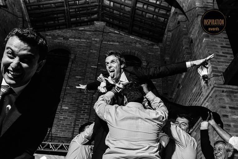 Noivo é erguido no are e faz aviãozinho durante a festa de casamento, parece cena de filme entre e confiram mais esta fantastica foto