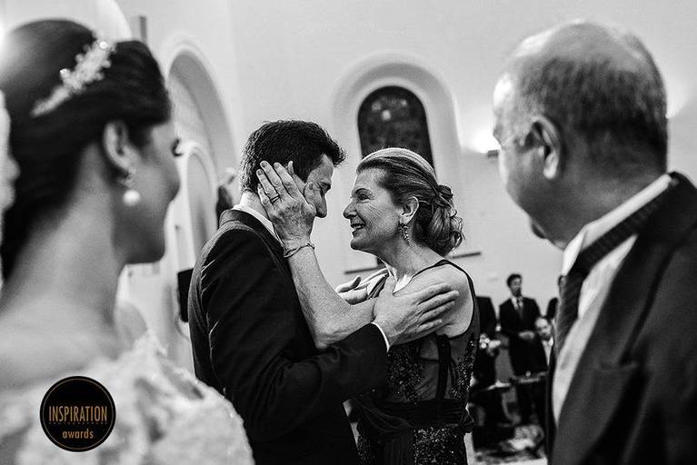 momento emocionantes durante o casamento onde a mãe do noivo olha em seus olhos emociona a todos e ganha um premio importante na fotografia de casamento brasileira, veja esta foto