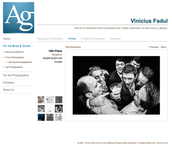 uma imagem de casamento divertida onde o noivo bebe com os amigos e comemora seu casamento