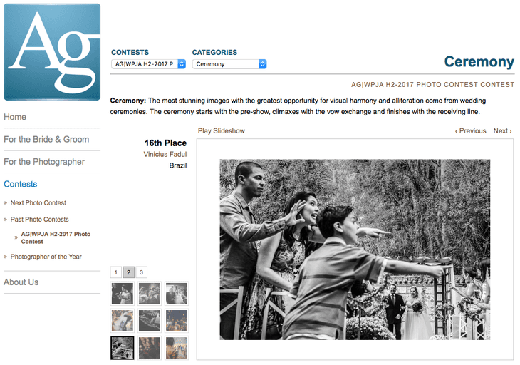 Fotografia de casamento premiada pela associaçÃo americana AGWPJA que mostra os noivos entrando e a reaçÃo dos convidados ao lado espantados