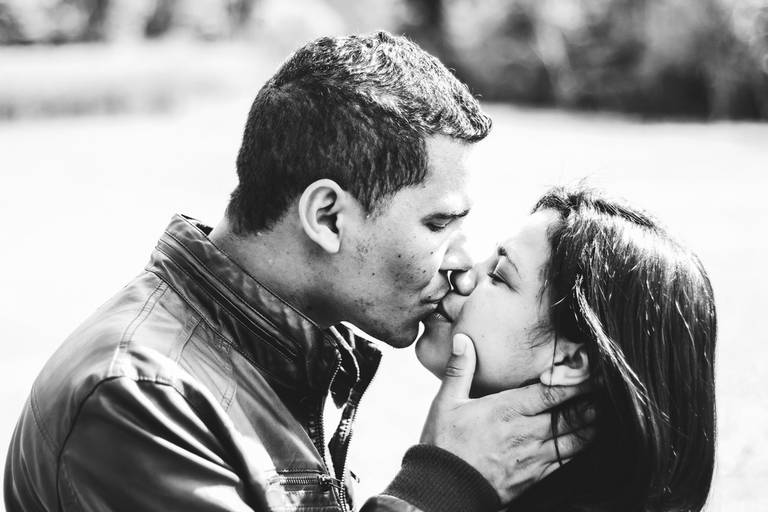 Ensaio de família na cidade de Mogi das Cruzes. Casal se beijando. Ensaio realizado por JD Fotografia. Fotógrafo de família, casal e gestante em Suzano, Mogi das Cruzes, Alto Tietê, 