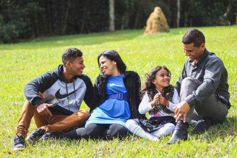 Ensaio de família na cidade de Mogi das Cruzes. Pai, mãe e filhos sentados na grama. Ensaio realizado por JD Fotografia. Fotógrafo de família, casal e gestante em Suzano, Mogi das Cruzes, Alto Tietê, 
