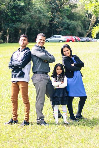 Ensaio de família na cidade de Mogi das Cruzes. Pai, mãe e filhos posados para foto na grama. Ensaio realizado por JD Fotografia. Fotógrafo de família, casal e gestante em Suzano, Mogi das Cruzes, Alto Tietê, 