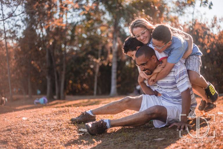 Ensaio de família na cidade de Mogi das Cruzes, no parque Centenário. Pai, mãe e filhos todos se divertindo e alegres e sorridentes. Ensaio realizado por JD Fotografia. Fotógrafo de família, casal e gestante em Suzano, Mogi das Cruzes, Alto Tietê, 