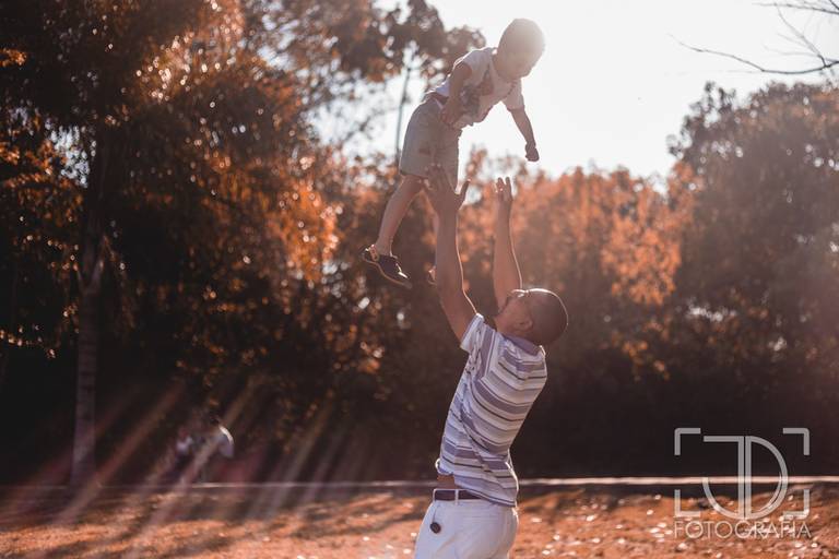 Ensaio de família na cidade de Mogi das Cruzes, no parque Centenário. Ensaio realizado por JD Fotografia. Pai, mãe e filhos todos se divertindo e alegres e sorridentes. Fotógrafo de família, casal e gestante em Suzano, Mogi das Cruzes, Alto Tietê, 