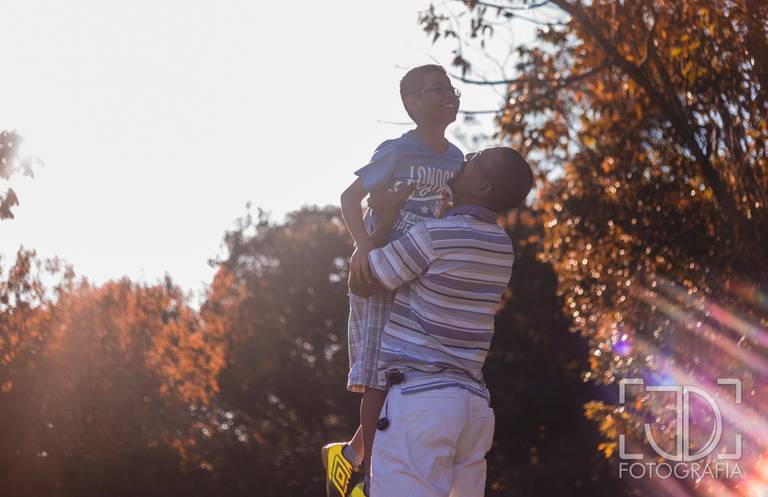 Ensaio de família na cidade de Mogi das Cruzes, no parque Centenário. Pai, mãe e filhos todos se divertindo e alegres e sorridentes. Ensaio realizado por JD Fotografia. Fotógrafo de família, casal e gestante em Suzano, Mogi das Cruzes, Alto Tietê, 