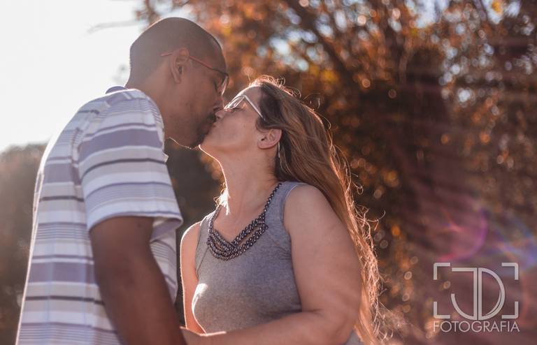 Ensaio de família na cidade de Mogi das Cruzes, no parque Centenário. Pai, mãe e filhos todos se divertindo e alegres e sorridentes. Ensaio realizado por JD Fotografia. Fotógrafo de família, casal e gestante em Suzano, Mogi das Cruzes, Alto Tietê, 