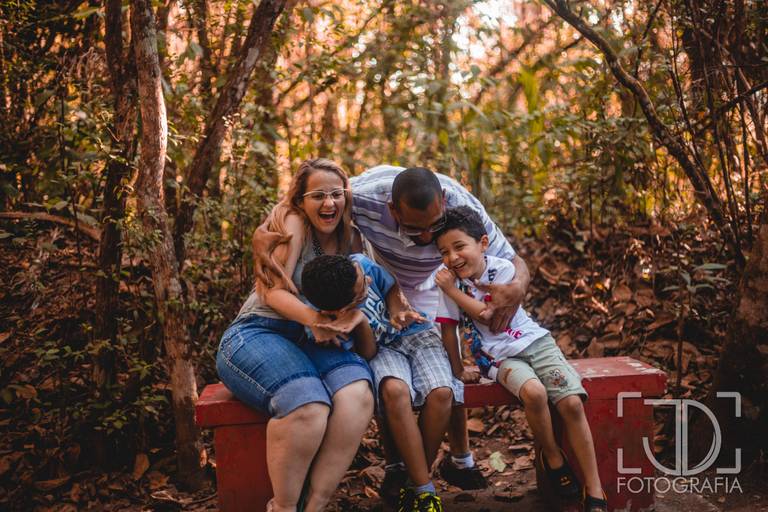 Ensaio de família na cidade de Mogi das Cruzes, no parque Centenário. Ensaio realizado por JD Fotografia. Pai, mãe e filhos todos se divertindo e alegres e sorridentes. Fotógrafo de família, casal e gestante em Suzano, Mogi das Cruzes, Alto Tietê, 