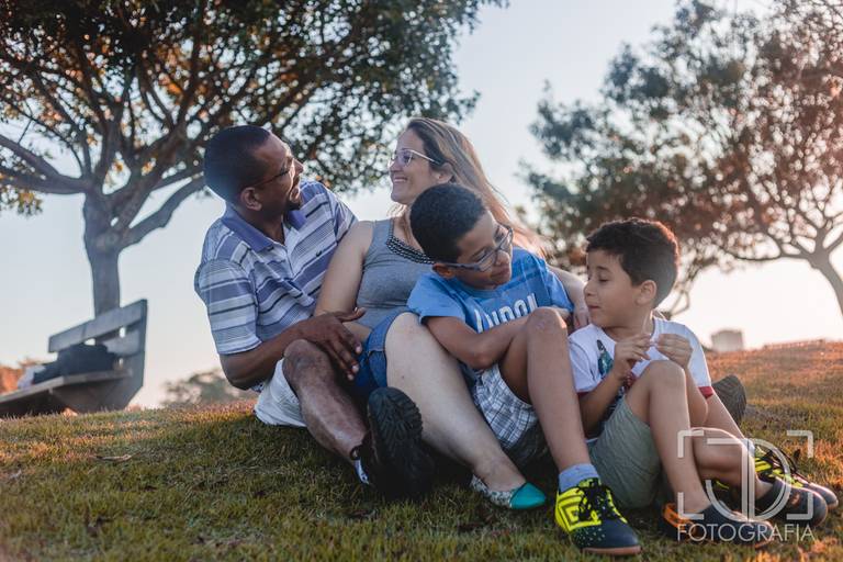 Ensaio de família na cidade de Mogi das Cruzes, no parque Centenário. Ensaio realizado por JD Fotografia. Pai, mãe e filhos todos se divertindo e alegres e sorridentes. Fotógrafo de família, casal e gestante em Suzano, Mogi das Cruzes, Alto Tietê, 