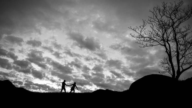 ensaio namorados na montanha no final da tarde ensaio de noivos em socorro