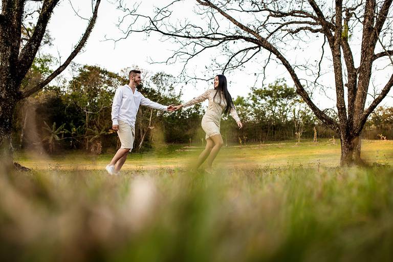 noivos correndo no campo ensaio de noivos ensaio pre casamento