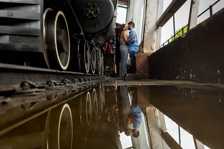 Ensaio de casais ensaio de noivos em guararema ensaio de casais na estação de trem ensaio pre casamento