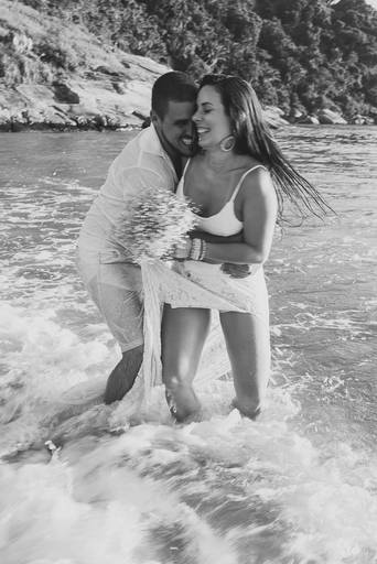 noivos na praia ensaio de noivos na praia ensaio pré-wedding na praia ensaio na praia ensaio romântico na praia ensaio no litoral sul foto preto e branco noivos