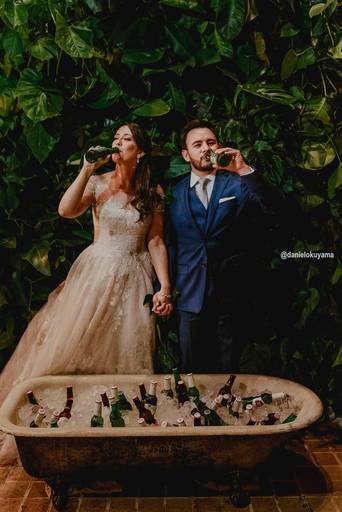 fotografia de casamento espontânea pelo melhor fotografo de casamento de sp daniel okuyama. os noivos pegam a cerveja em uma banheira de cerveja no casamento divertido no Celeiro Quintal São Paulo SP