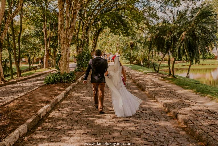 a noiva Luisa a caminho do altar em casamento ao ar livre no condomínio Villa Real de Itu registro pelo melhor fotografo de casamento daniel okuyama