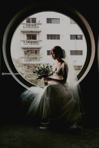 retrato da noiva feito pelo melhor fotografo de casamento de SP Daniel Okuyama Fotografia, vestido emanuelle junqueira no making of da noiva realizado no Hotel Unique em São Paulo