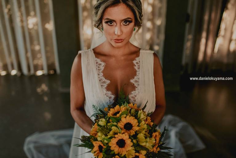 retrato da noiva com buque de girassol no villa sansu sp foto de daniel okuyama fotografia