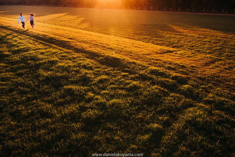 fotografia de ensaio pre wedding no campo fotografado por daniel okuyama melhor fotografo de casamento essa foto foi muito premiada