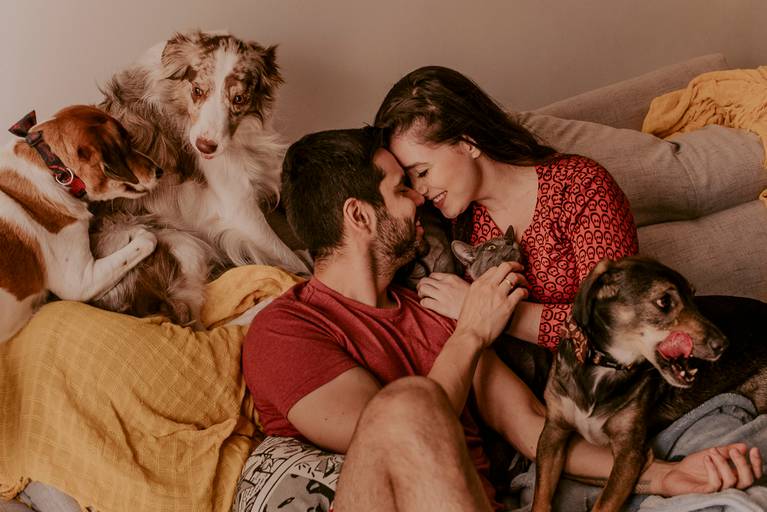 ensaio de casamento pre wedding em casa com pet dog e seus cachorros foto de daniel okuyama