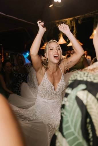 a festa do seu casamento merece fotos mais espontâneas, foto tirada pelo fotógrafo Daniel Okuyama, especialista em fotografia de casamentos na praia e fazendas de São Paulo