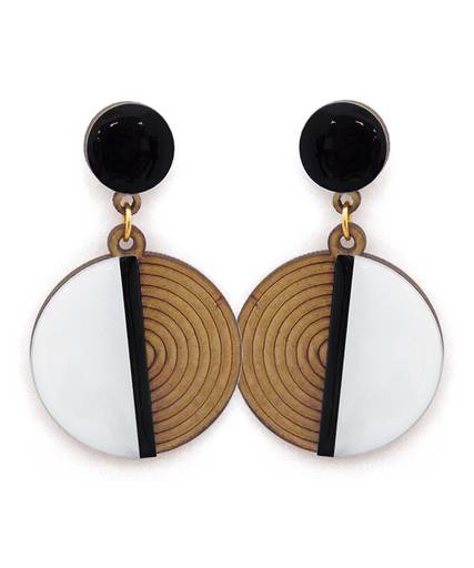 Brincos Elemento em madeira com resina com detalhes Folheados a ouro
Ref. 43960.6
R$24,50