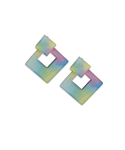 Brincos Tie Dye em madeira com resina com detalhes folheados a ouro
Ref. 44139.2
R$24,50