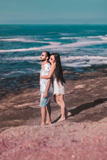 ensaio de casal na praia de Itacoatiara